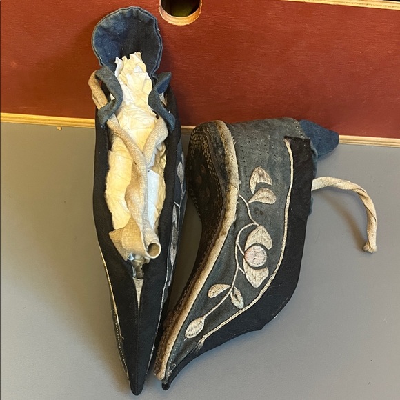 Antique Embroidered Blue and Cream Lotus Shoes - extremely rare - Picture 3 of 14